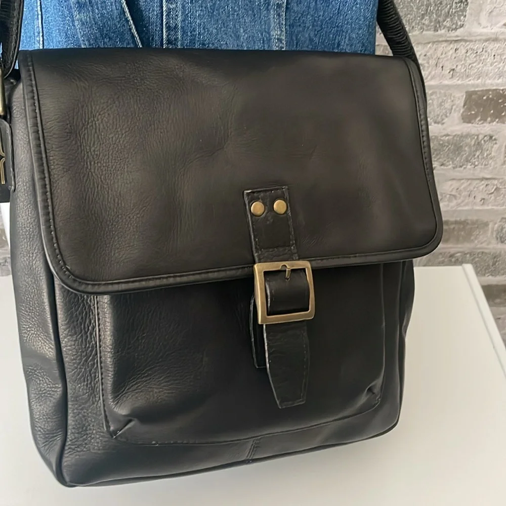 Claire Chase Black Leather Versailles Man Bag Columbia South America